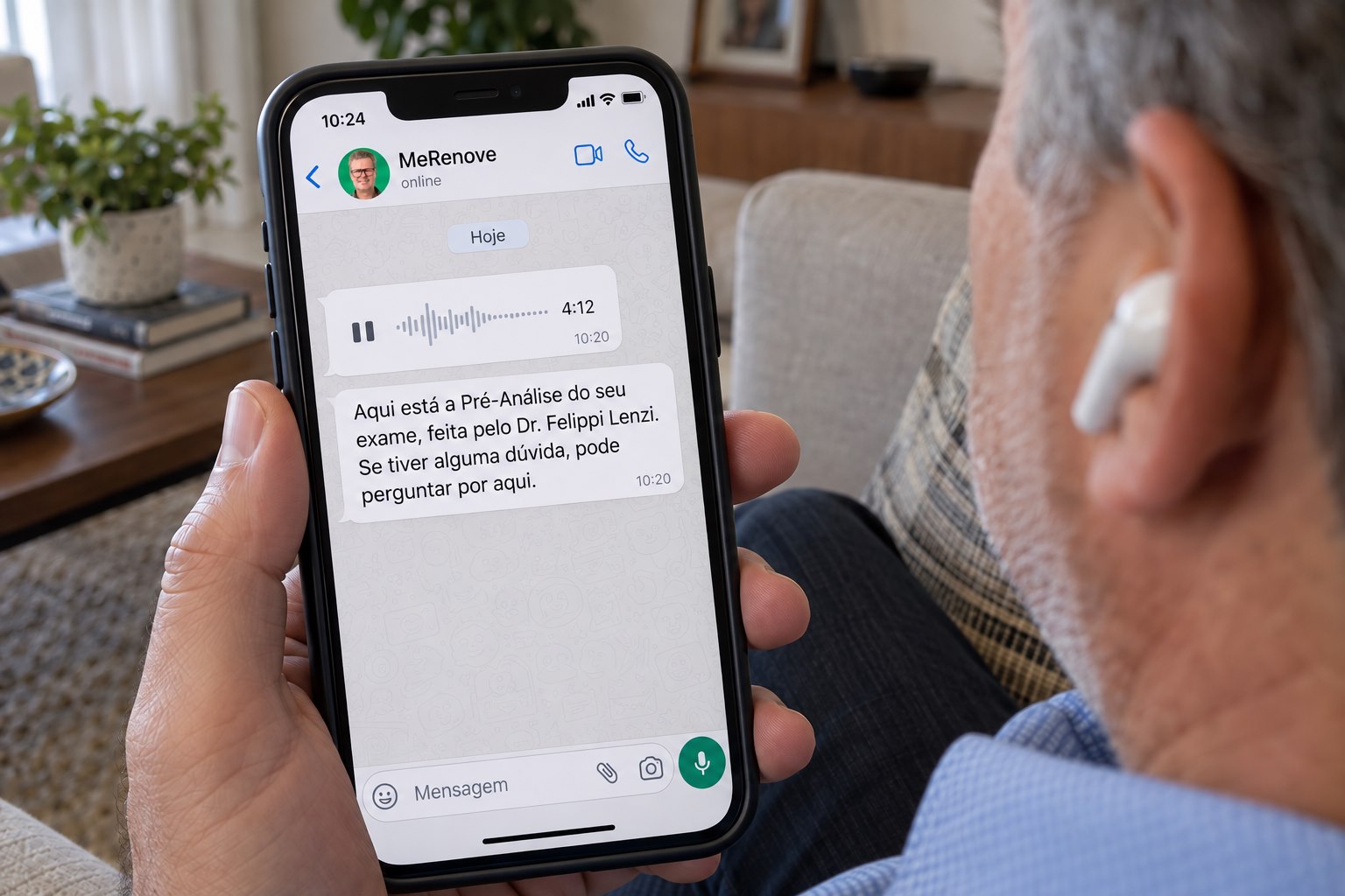 Homem ouvindo um áudio no WhatsApp da MeRenove, com foto do Dr. Felippi Lenzi no perfil. Após o áudio: “Aqui está a Pré-Análise do seu exame, feita pelo Dr. Felippi Lenzi. Se tiver alguma dúvida, pode perguntar por aqui.” Cena ilustrativa gerada por IA.